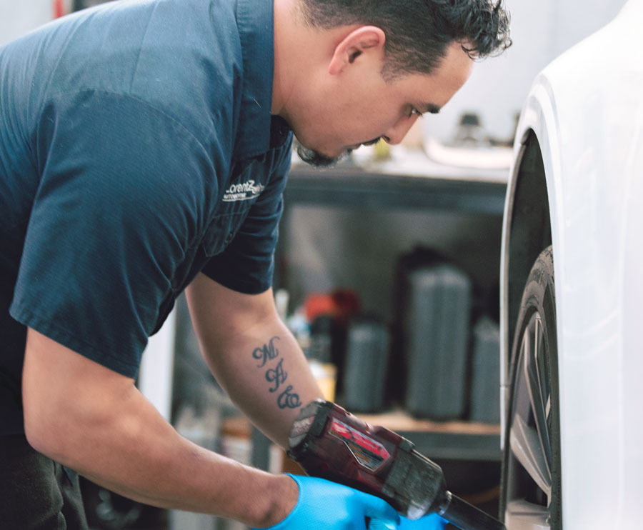 Lorentz-Auto-wheel-alignment-mechanic